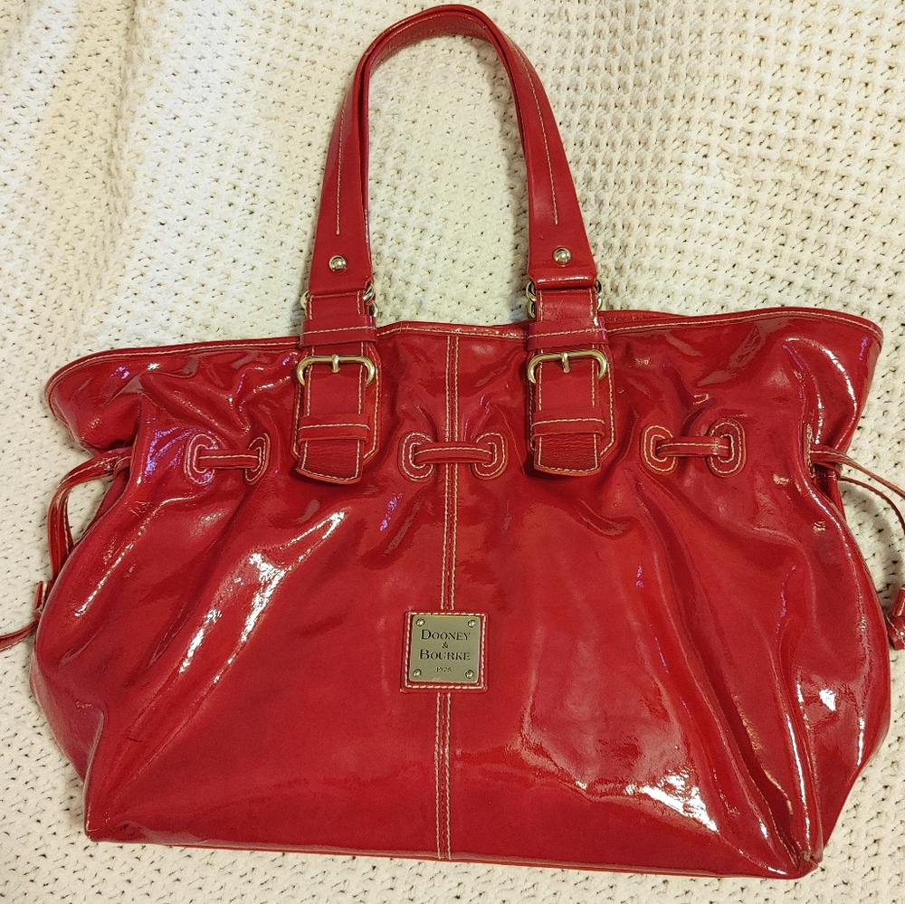 DOONEY & BOURKE RED PATENT LEATHER SHOULDER BAG